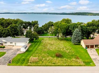 30 Oakwood Beach Rd, Markesan, WI 53946