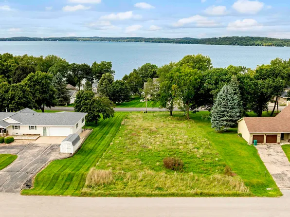 30 Oakwood Beach Rd, Markesan, WI 53946