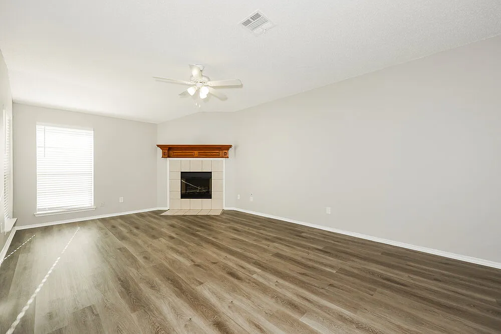 4 bed, 2.5 bath, 2240 sqft, $2,215 — Photo 3