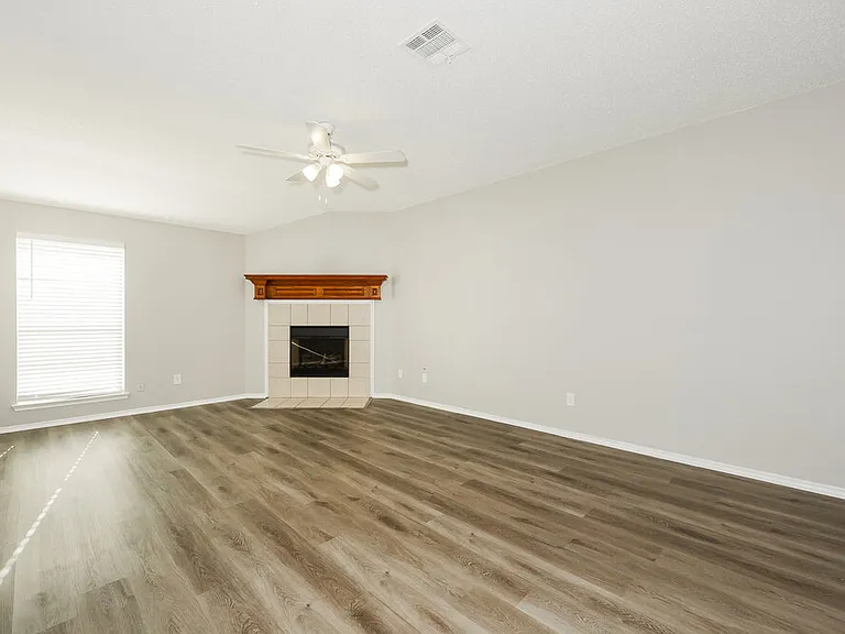 829 Clear Creek Dr — Photo 3