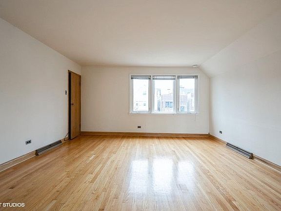 3rd image of 1328 W Melrose St APT 1