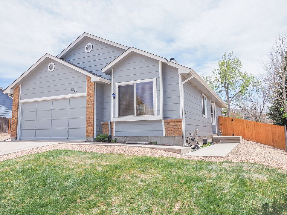 FRONT VIEW OF HOME (GRASS CURRENTLY IS IN VERY GOOD CONDITION - THIS PICTURE WAS TAKEN IN THE EARLY SPRING)