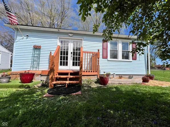 622 8th St, Shelbyville, IN 46176
