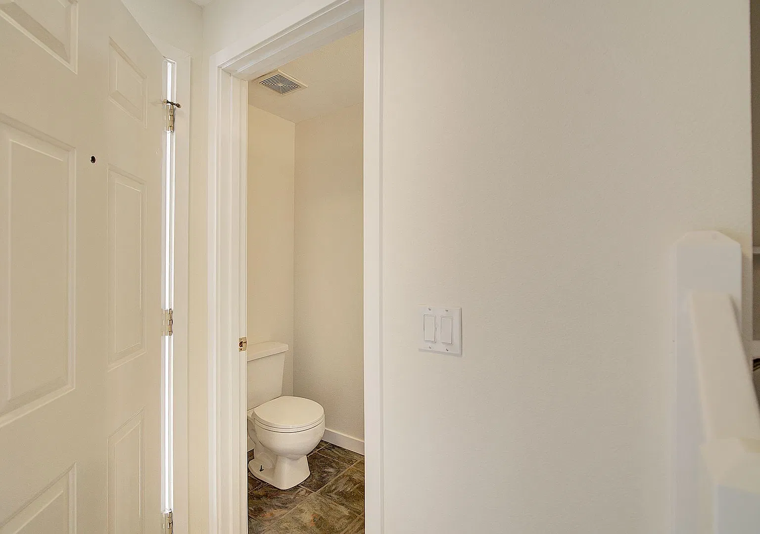 2bd/2.5ba Kirkland Townhome — Photo 4