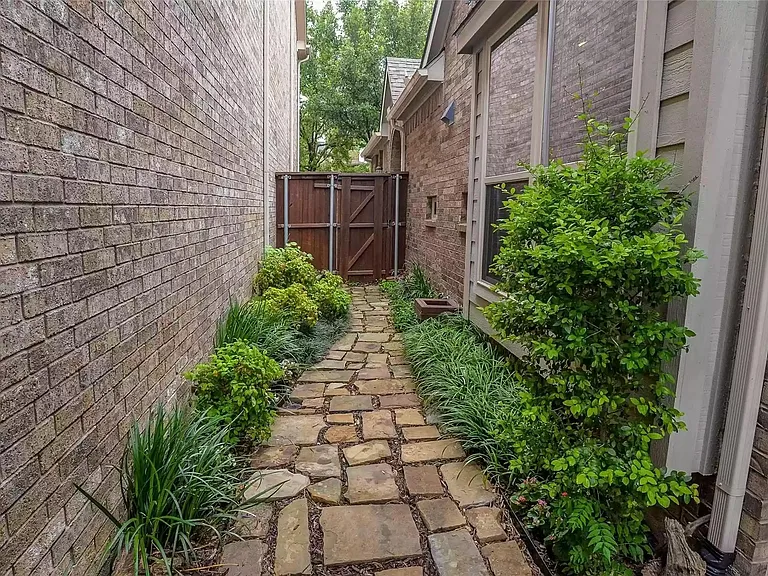 231 Carrington Ln — Photo 28