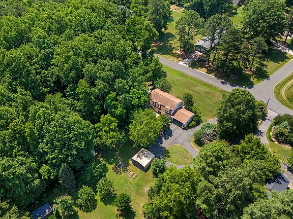 3rd image of 201 Holly Dr