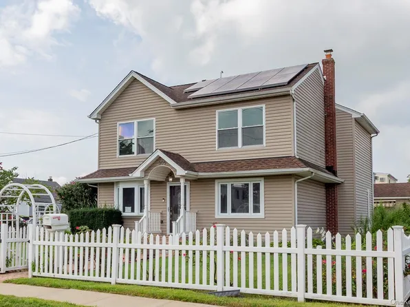 305 S Strong Avenue, Copiague, NY 11726