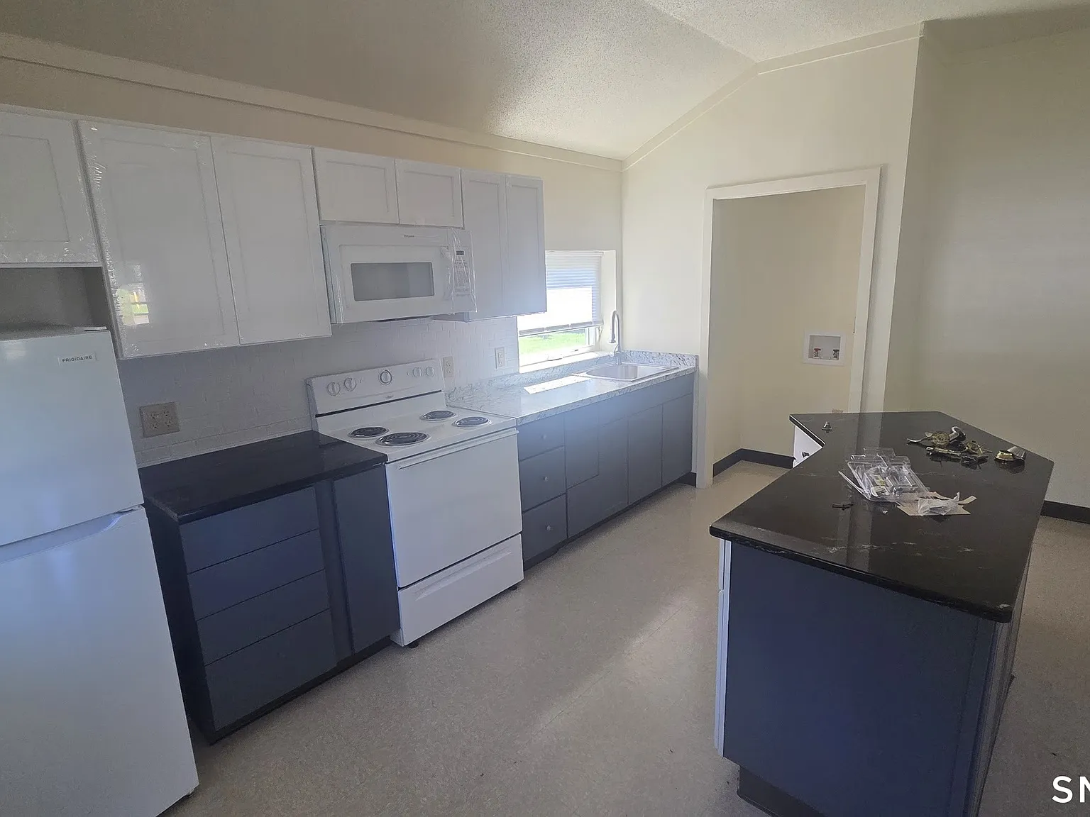 2 bed, 1.0 bath, 1269 sqft, $2,300 — Photo 2