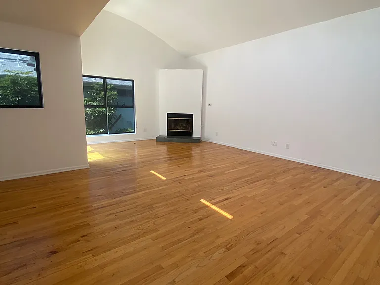 Second huge Livingroom w high ceiling