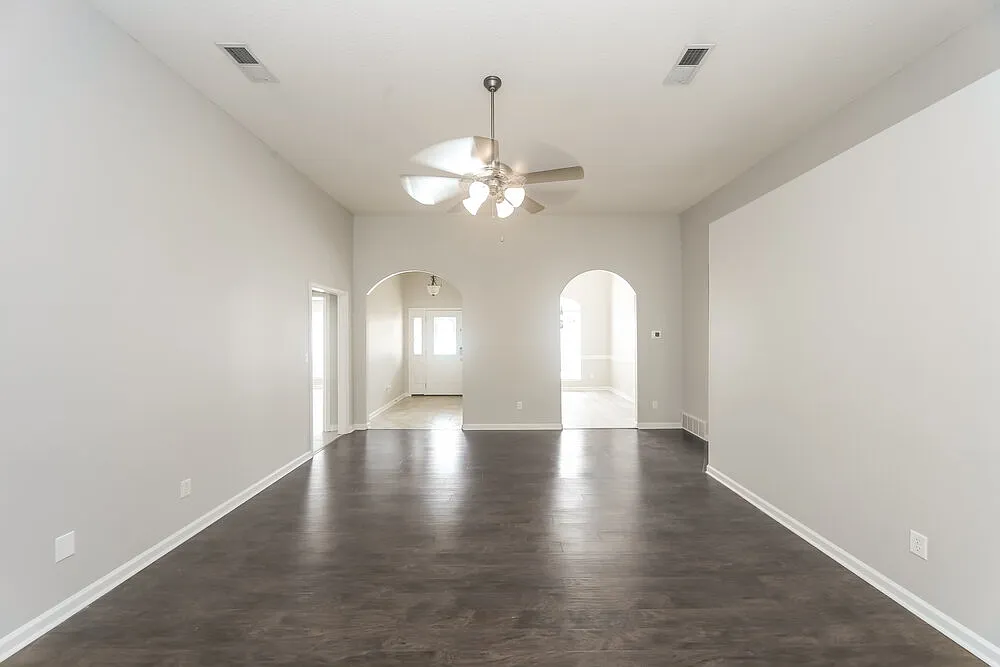 3 bed, 2.0 bath, 2262 sqft, $2,405 — Photo 4
