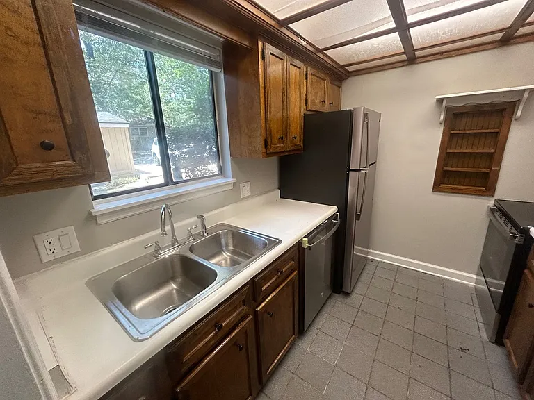 240-10 Jamil Rd — Photo 7