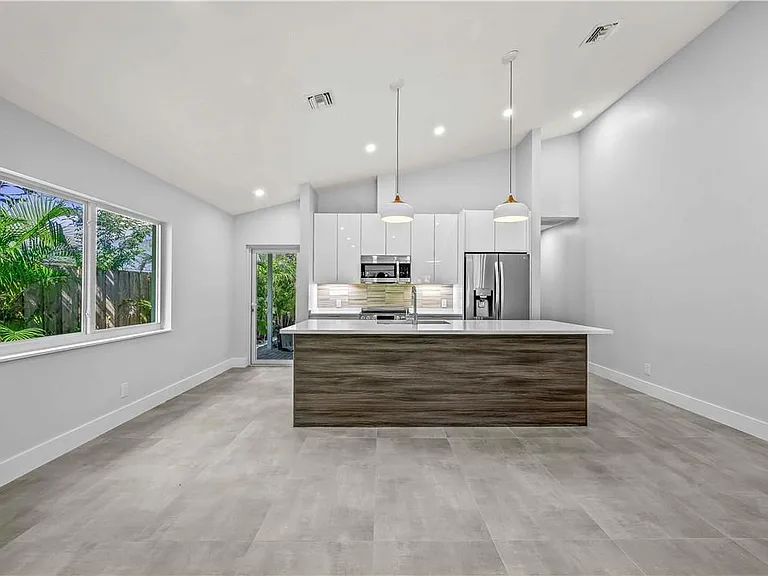 828 NE 17th Way — Photo 3
