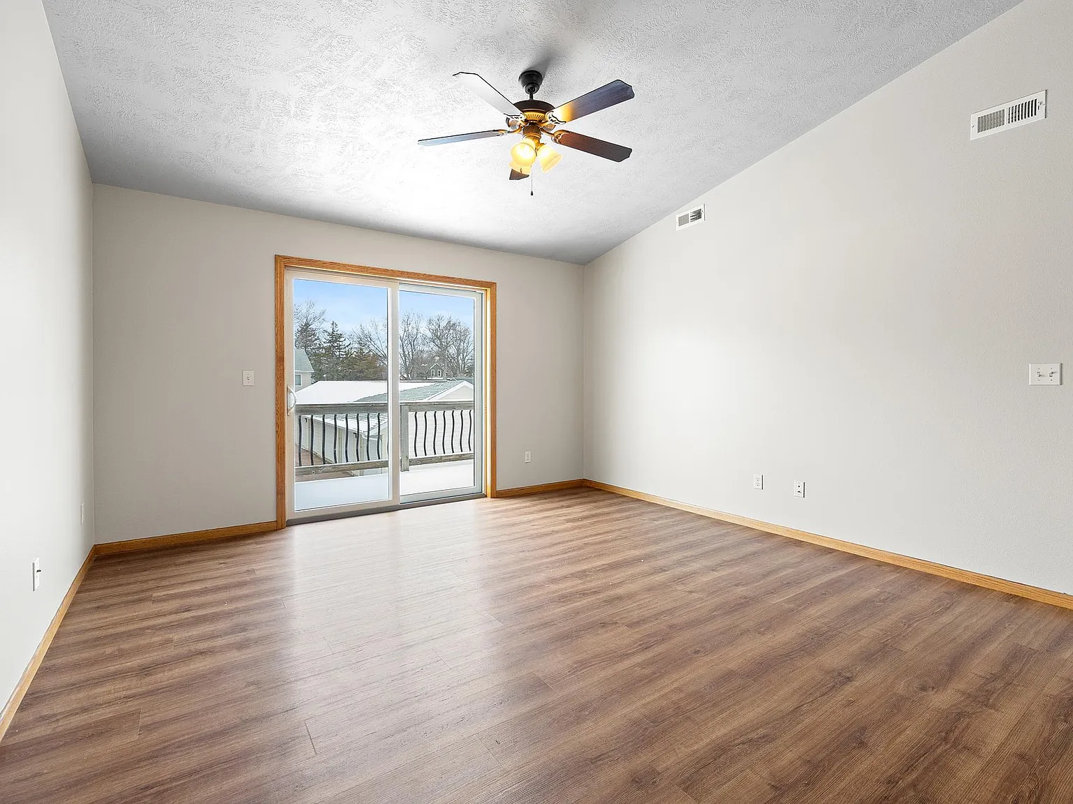 3 bed, 1230 sqft, $1,599 — Photo 4