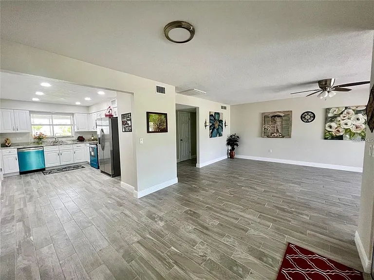 912 La Jolla Ave — Photo 7