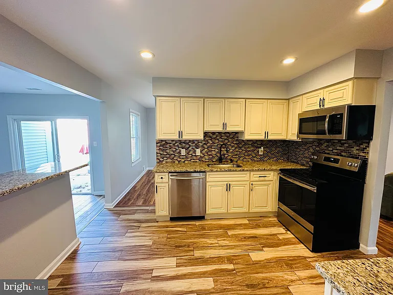 319 Canterbury Ct — Photo 8