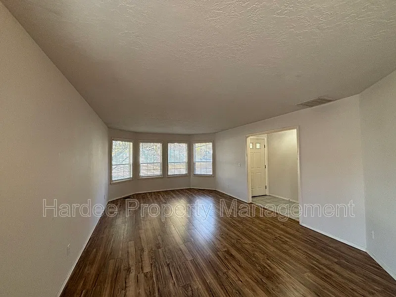 3 bed, 2.0 bath, 1400 sqft, $1,875 — Photo 3