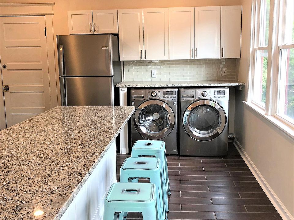 1st image of 304 Oak St #2