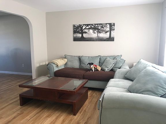 5th image of 302 Sassafras St