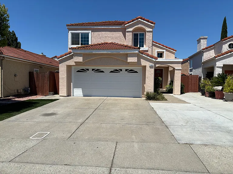 1049 Burnham Dr — Photo 2
