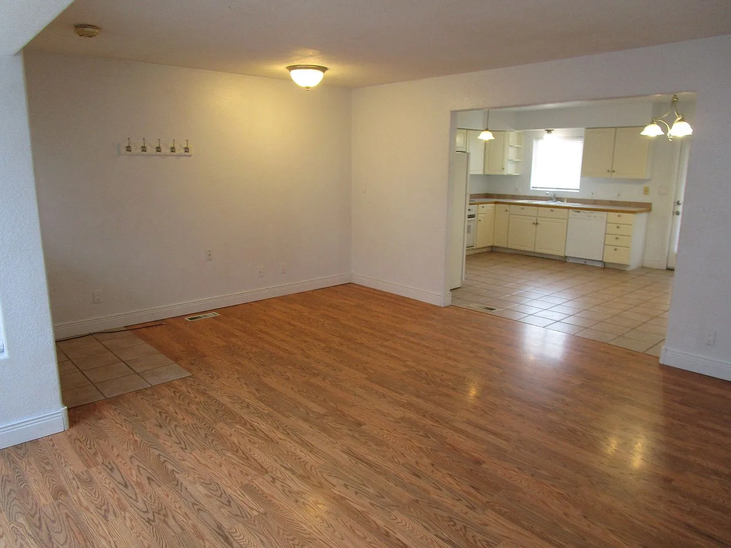 Home in Ochoco Heights with Large Yards - Available Late September! — Photo 3