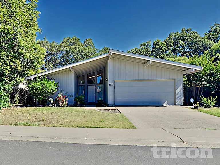 8827 Kelsey Dr — Photo 2