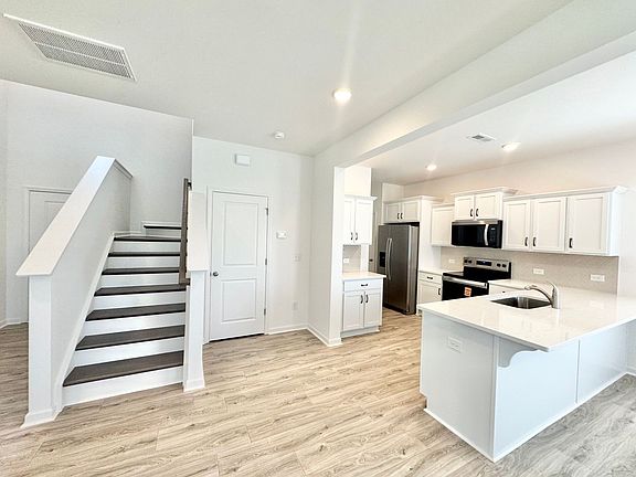 3rd image of 1412 Stork Dr