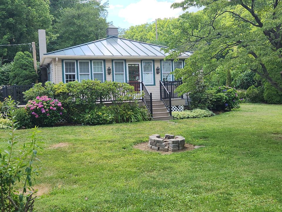 Cute little cottage with river view!!