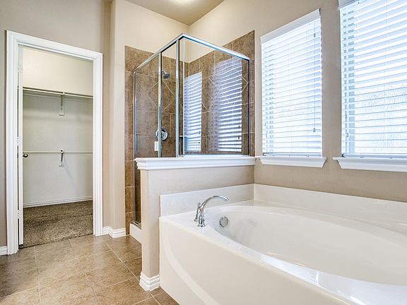 5th image of 905 Silvermoon Dr