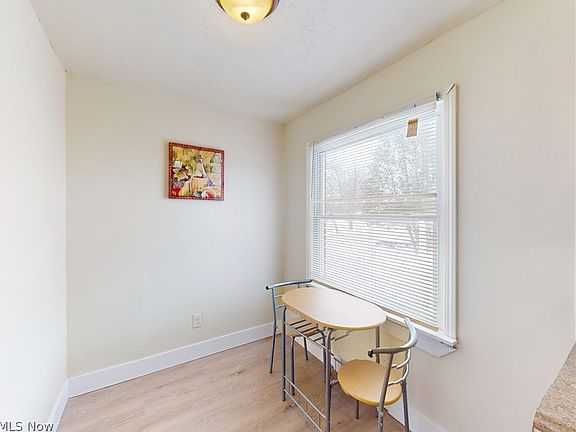 3rd image of 2374 Traymore Rd