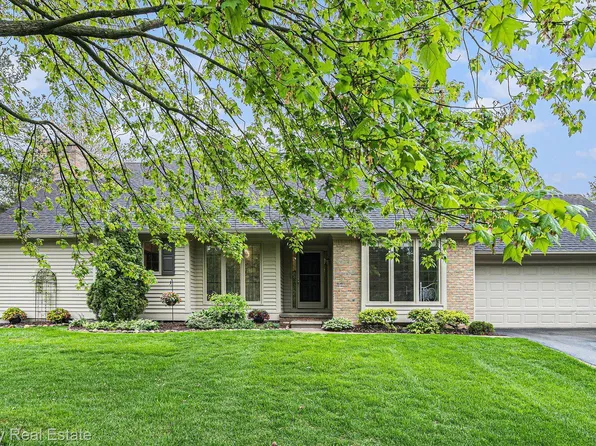 4659 Pine Eagles Dr #33, Brighton, MI 48116