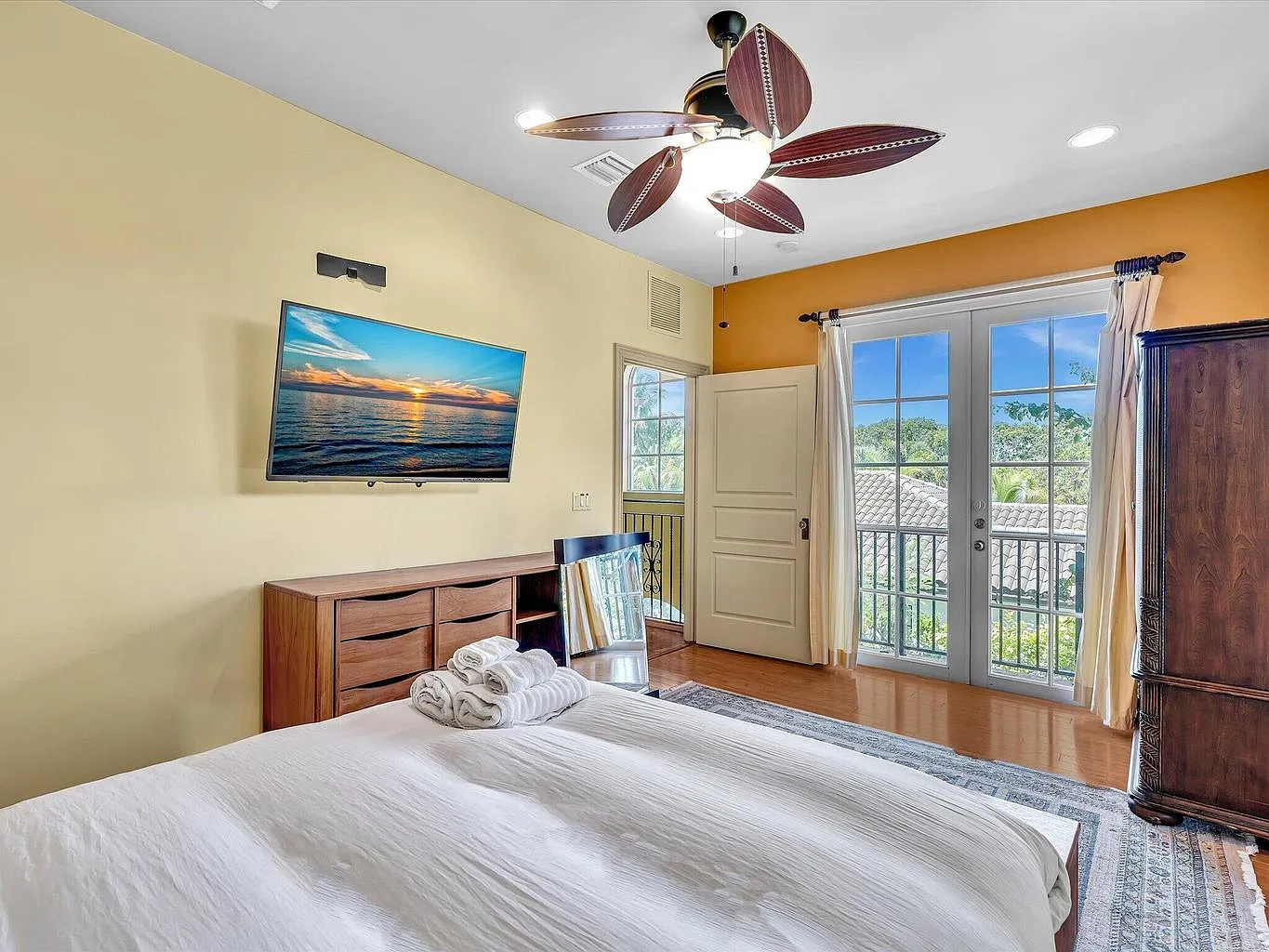 4 bed, 3.5 bath, 3258 sqft, $8,250 — Photo 2