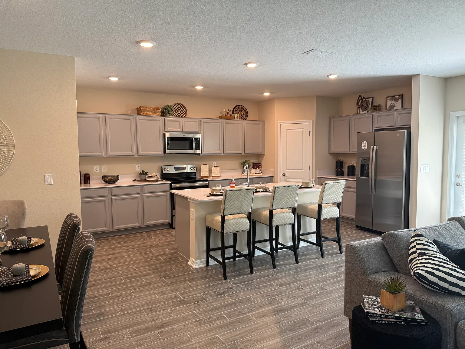 5 bed, 2.5 bath, 2210 sqft, $2,850 — Photo 2