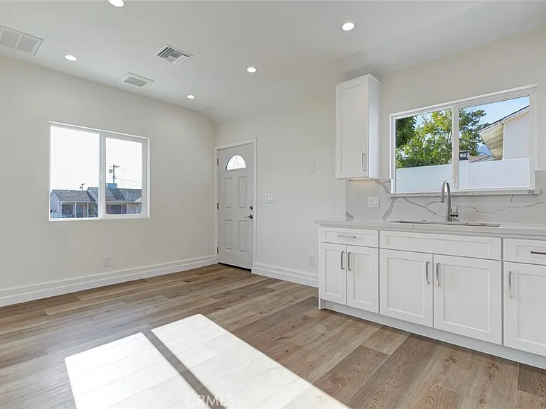 10920 Nassau Ave — Photo 3
