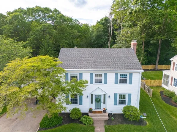 29 Huntington Dr, Rumford, RI 02916