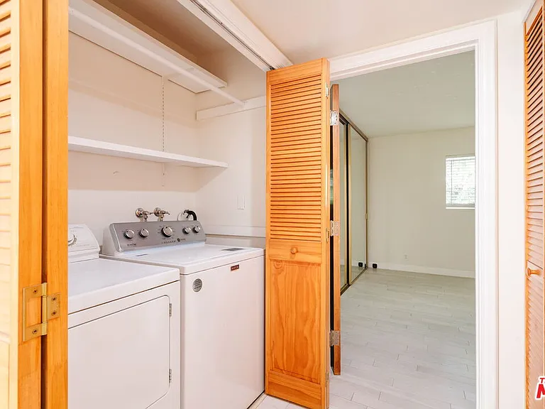 141 N Clark Dr #2 — Photo 17