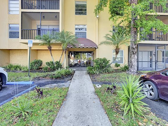Casa Del Rio closest off campus housing to FAU, walk less than 1/8 mile to campus