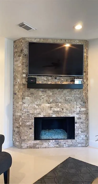 3 bed, 2.5 bath, 2286 sqft, $2,700 — Photo 3