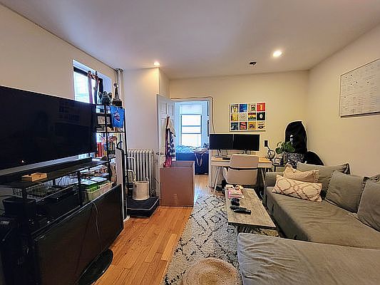 1st image of 111 E 7th St #Xx