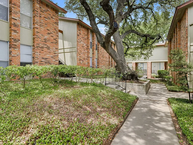St. Edwards Place Apartments — Photo 39