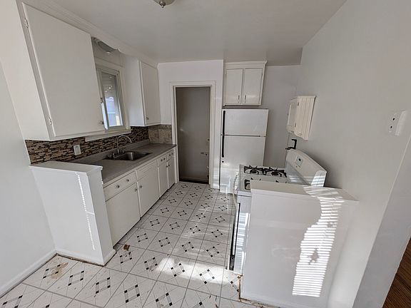 3rd image of 982 Cleveland Ave