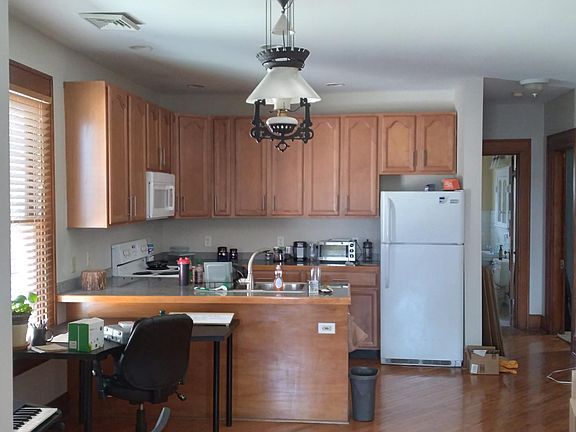 4th image of 1406 E 3rd St APT B