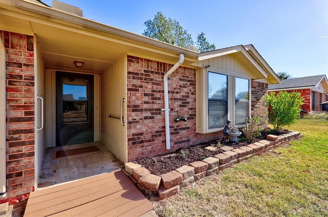 Building Photo - 628 Whispering Oaks Blvd