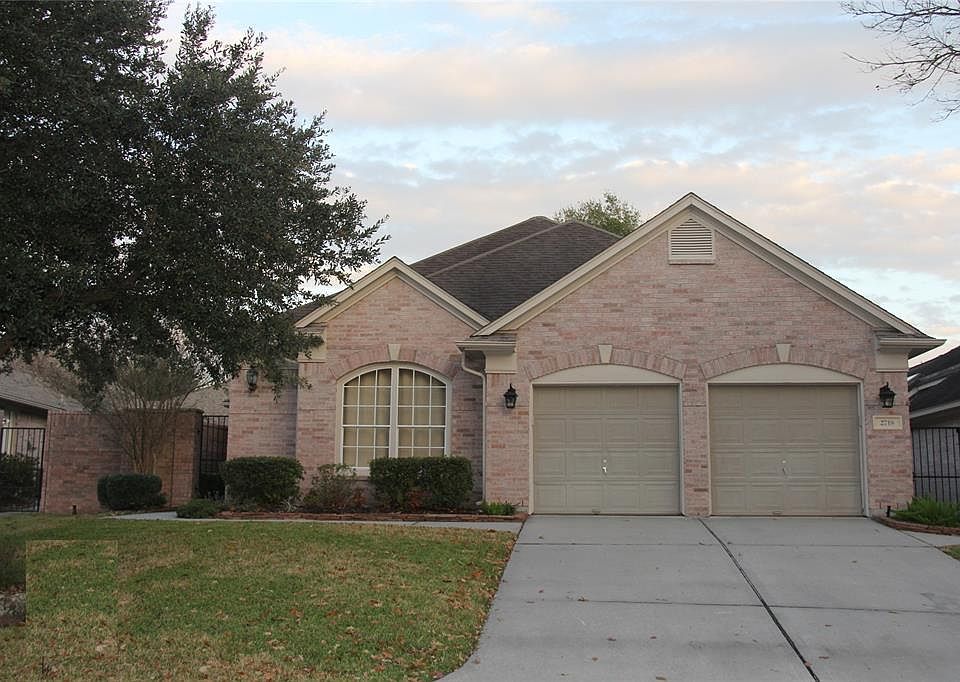 1st image of 2718 N Strathford Ln