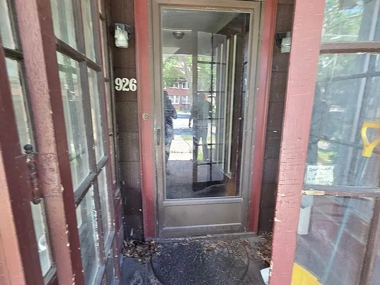 926 Liberty St — Photo 2