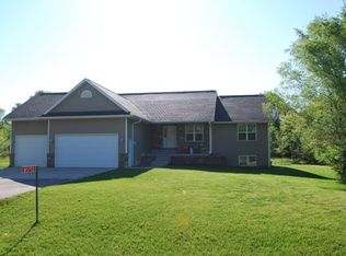 W5750 Packer Ln, Pardeeville, WI 53954
