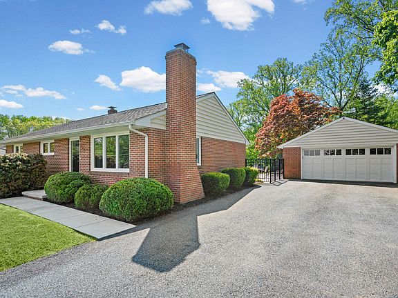 3rd image of 407 Plumtree Rd