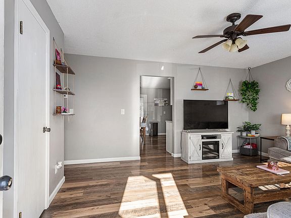 5th image of 610 E Roosevelt Rd