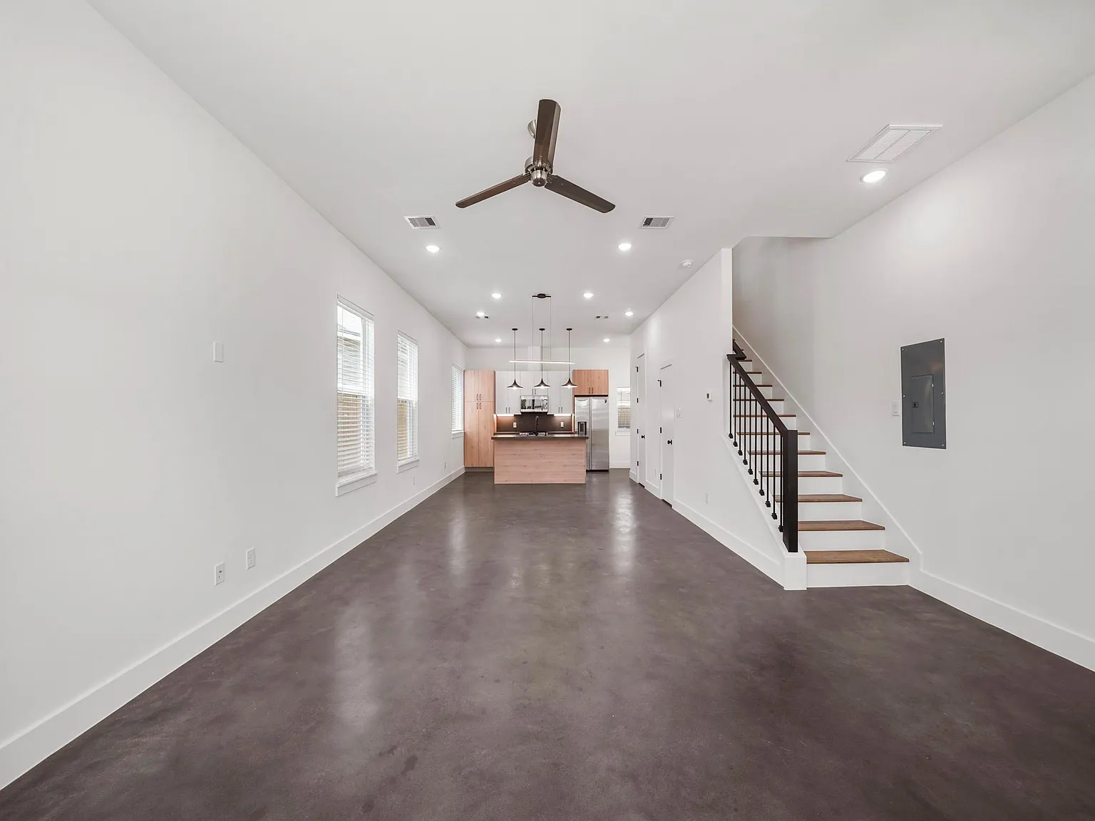 2 bed, 1.5 bath, 1717 sqft, $2,100 — Photo 3