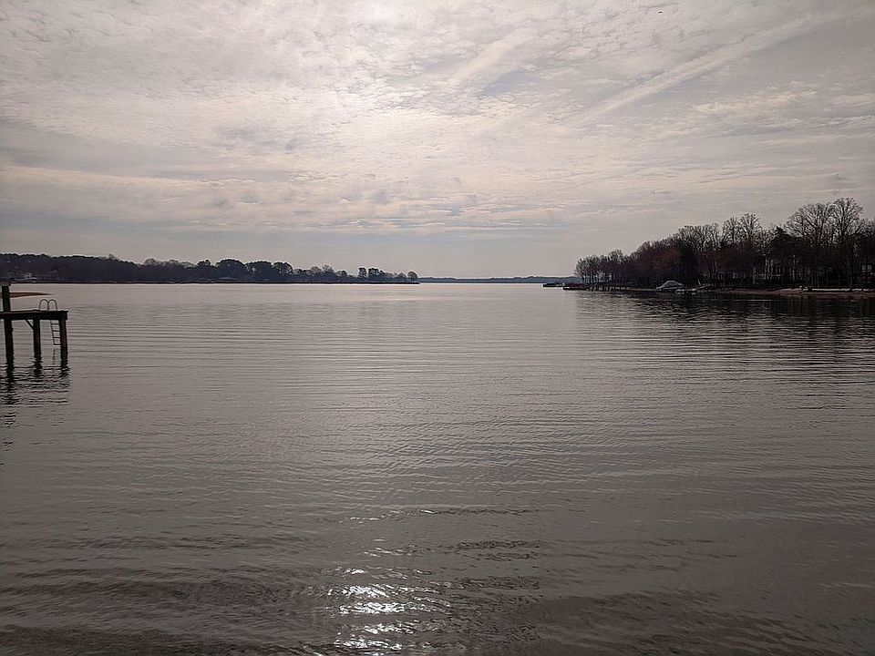 2nd image of 206 Cape Cod Way