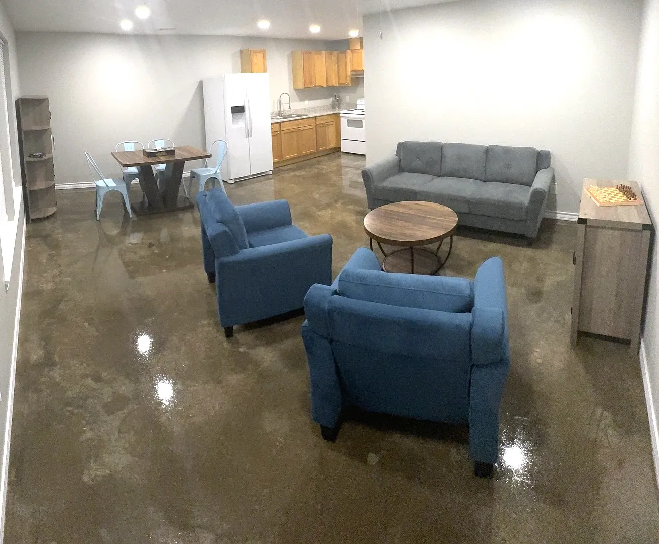 3 bed, 1.5 bath, 2100 sqft, $1,300 — Photo 4